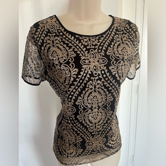 Jaclyn Smith Tops - Jaclyn Smith Condition- sequence top beautiful!